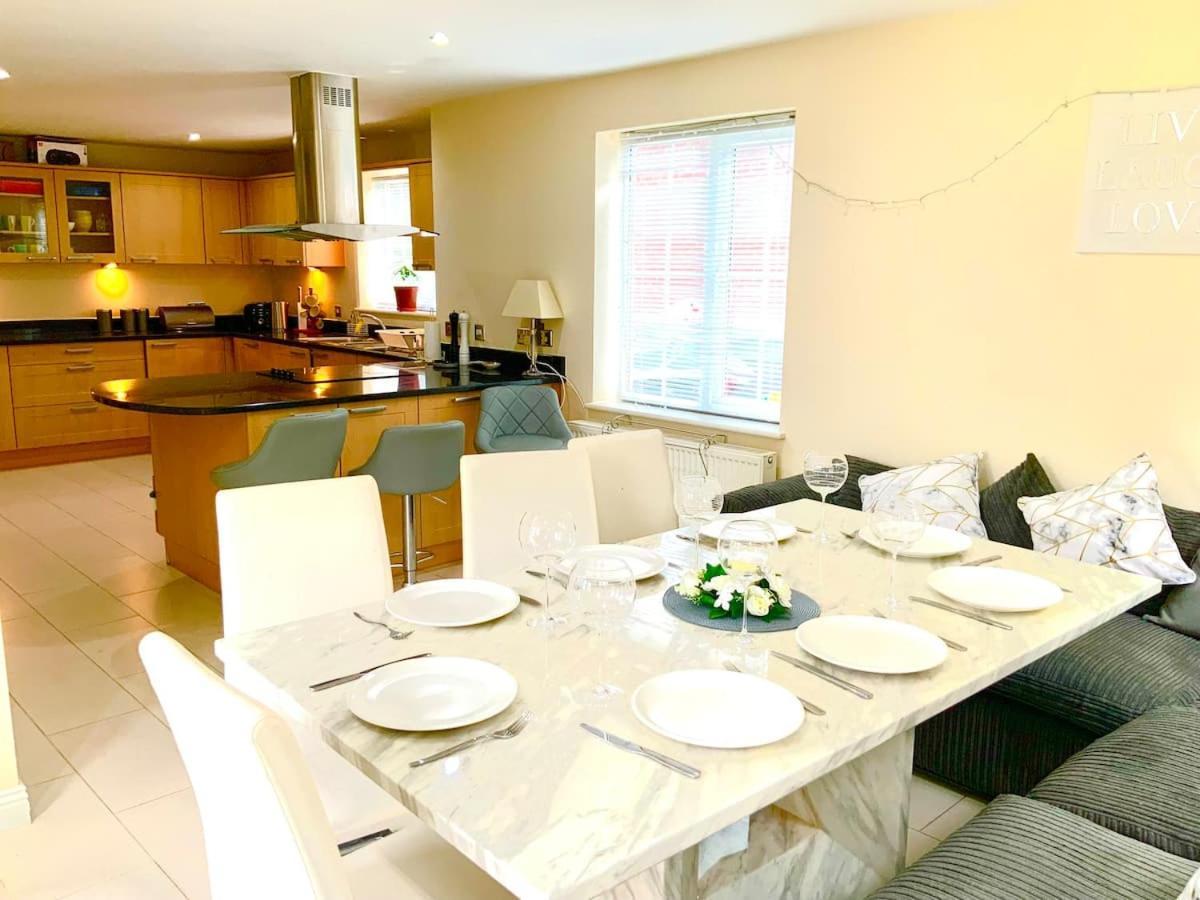 Luxurious Executive 4 Bedroom Whole Home | For 10 Hensol Esterno foto