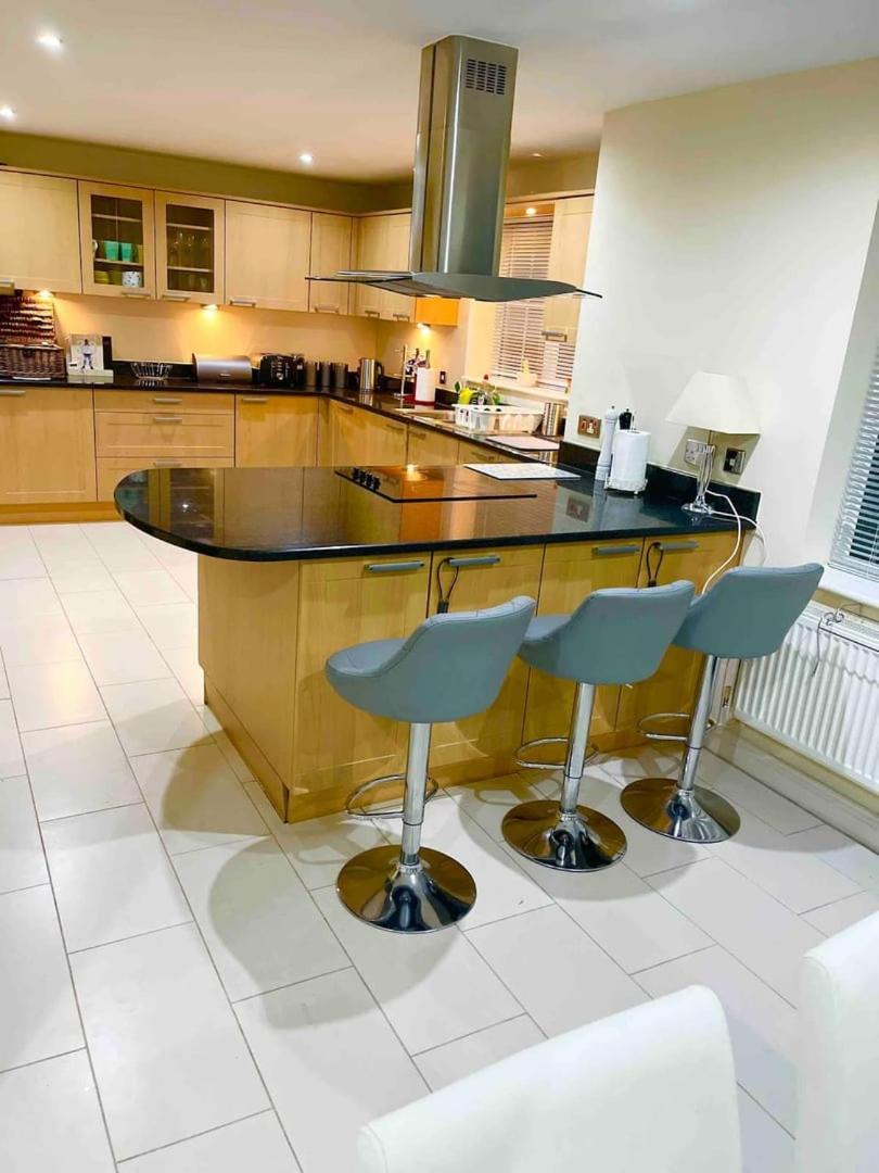 Luxurious Executive 4 Bedroom Whole Home | For 10 Hensol Esterno foto